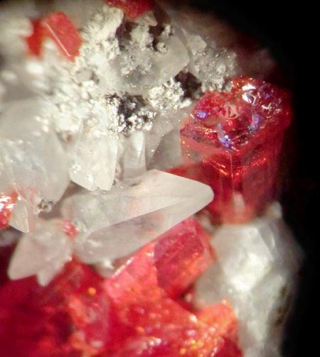 _Realgar xx_Calcit xx_Ausschnitt aus KS_BB 4 mm_Shonghuang Kuan Mine_Shimen Co._Hunan Prov._China_Peter_1a.jpg