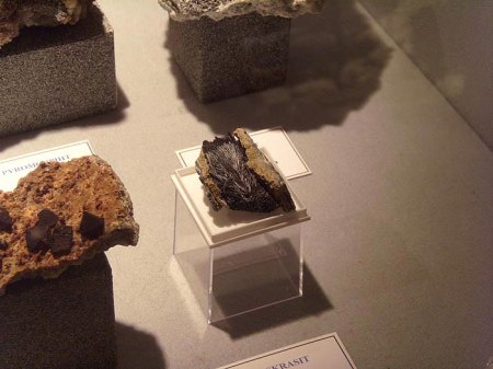 _Bad Ems_Mineralienbörse_7.6.08_Mineralien_Sonderausstellung_4_Pyrolusit.JPG