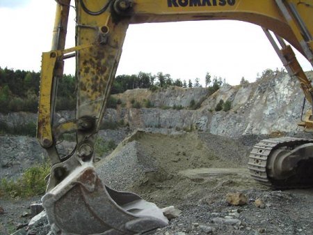 _Glasberg_Nieder-Beerbach_Odenwald_Hessen_2.7.11_Steinbruch_ruhender Bagger_Peter.jpg