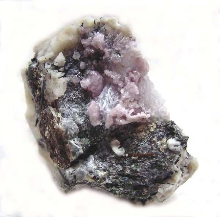 Wadeit_Hydrodelhayelith_Eveslogchorr_Chibiny_Kola_Russland_Peter.jpg