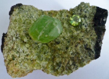 Olivinbombe mit großem einzelnen Rohkristall  und einem geschliffenen Peridot .JPG