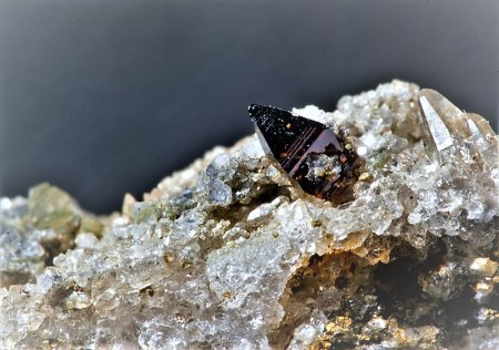 Anatas (rot) Muskovit  Egerofe,Binntal-Schweiz (2).jpg