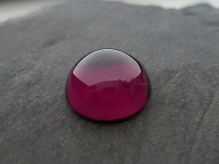 Rhodolith rd. Cabochon 12mm 9,37ct).JPG