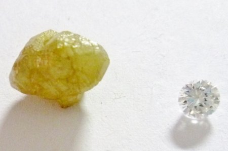 Diamantrohkristall 5,63ct und in geschliffener Form ein Diamant im Brillantschliff.JPG