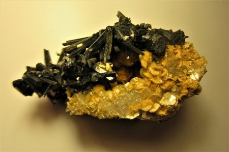 Turmalin auf einer Pseudomorphose von Quarz und Glimmer nach unbekannten Mineral - vielleicht Feldspat- Erongo,Namibia.JPG