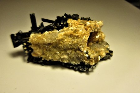 Turmalin auf einer Pseudomorphose von Quarz und Glimmer nach unbekannten Mineral - vielleicht Feldspat- Erongo,Namibia (2).JPG