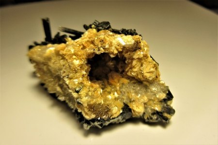 Turmalin auf einer Pseudomorphose von Quarz und Glimmer nach unbekannten Mineral - vielleicht Feldspat- Erongo,Namibia (3).JPG