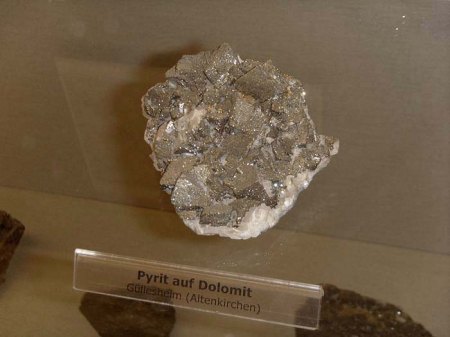 Mainz_Naturhistorisches Museum_Pyrit auf Dolomit_Güllesheim_Peter_2.7.09.JPG