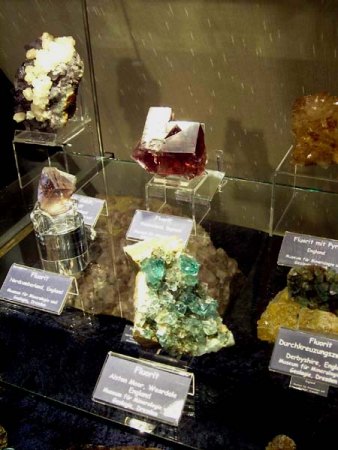 _Marburger Mineralienmuseum_Sonderausstellung Fluorit_21.3.09_Peter_15_Fluorite England.JPG